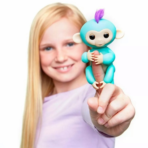 Fingerlings Zoe baby monkey 40 ways to play 5+ - Picture 5 of 6